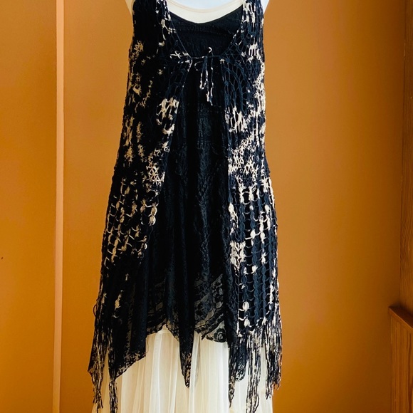 Hazel Black Midi Dress - Picture 4 of 10